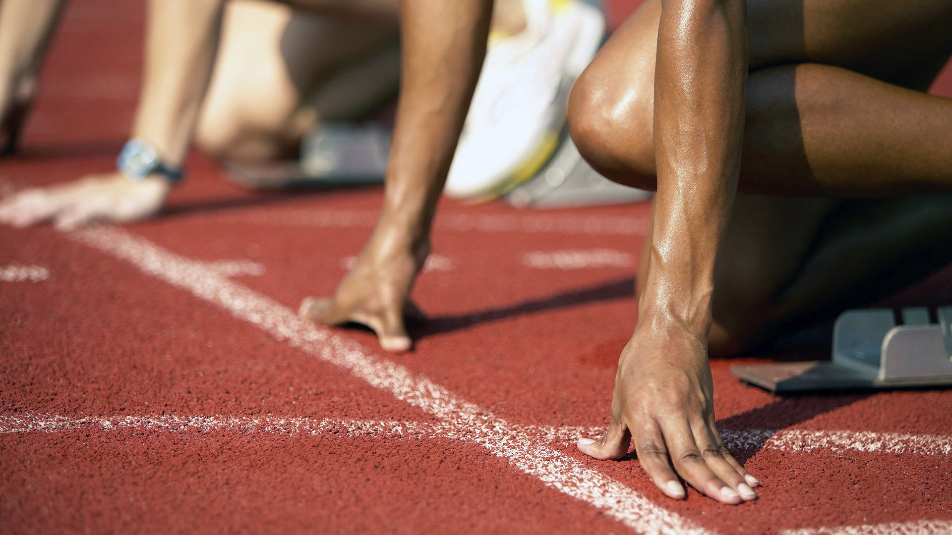 仰泳选手后程冲刺稳定发力,仰泳怎么看后面